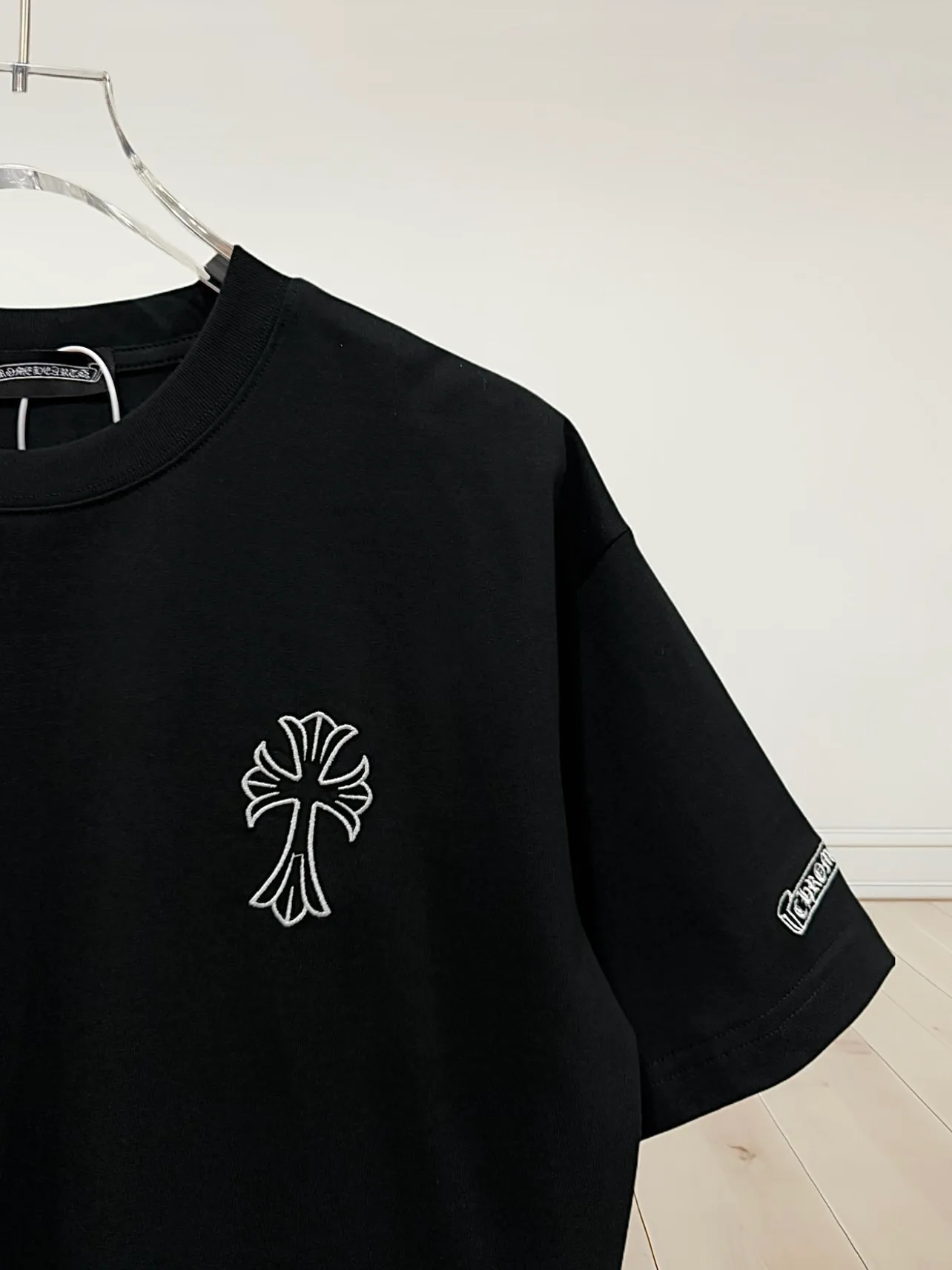 🅿️190 [High quality] Chrome hearts Chrome hearts 2025 new first release latest short-sleeved round neck T-shirt, high-end customization, avant-garde and fashionable design! The brand logo is applied to the front and back cuffs using 100,000 needle embroidery techniques. High-end customized 280g fabric. Soft to the touch. Comfortable to wear. Exquisite stitching. Fine workmanship. The upper body effect is incomparably handsome! Same style for men and women, color: white, black size: S to xL